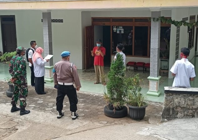 Babinsa Memberikan Himbauan kepada Warga yang Menjalankan Isoman Agar Tetap Patuhi Prokes