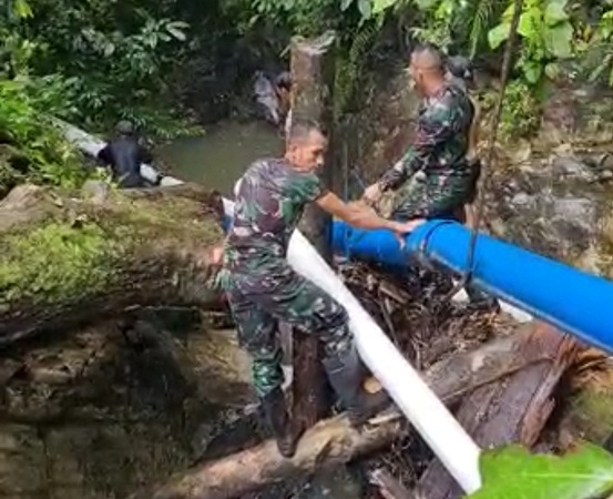 Bantu Mengatasi Kesulitan Warga, TNI Perbaiki Saluran Pipa Sumber Air di Bukit Bougenville Skouw, Papua