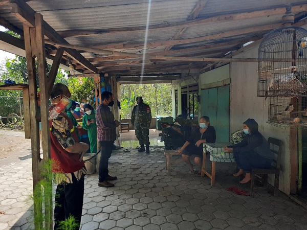 Begini Kepedulian Babinsa dan Tim Medis kepada Warga