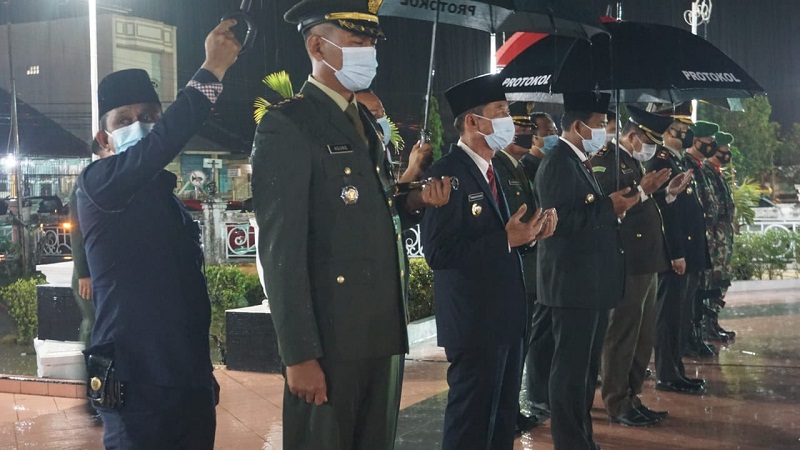 Bupati Rohil dan Forkopimda Melaksanakan Apel Kehormatan di TMP