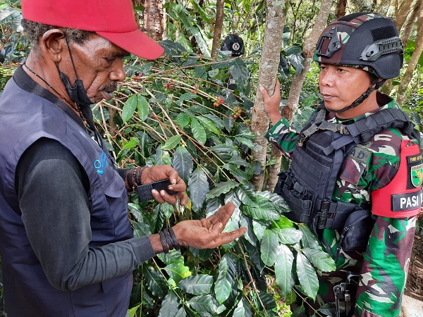 Ciptakan Hubungan Harmonis, Satgas TNI Anjangsana ke Kepala Kampung Jagara Distrik Walesi