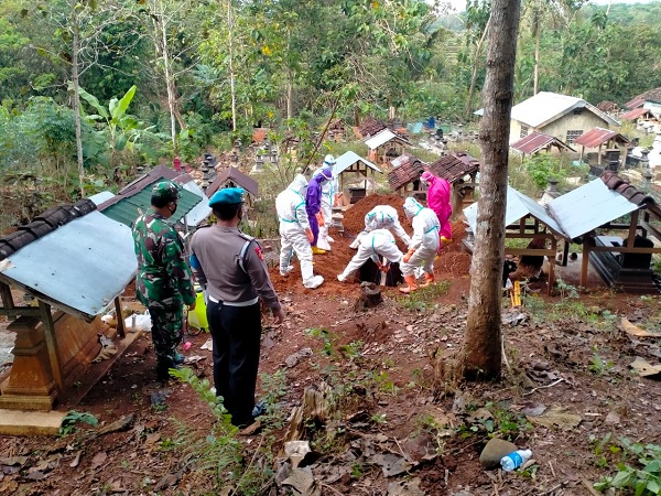 Dampingi Pemakaman Jenazah Covid-19, Babinsa Menghimbau Warga Terapkan Prokes