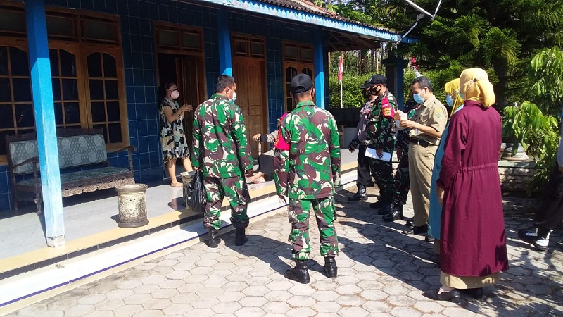 Danramil 16/Jatiroto Memimpin Langsung Distribusi Obat dan Vitamin Buat Warga Isoman