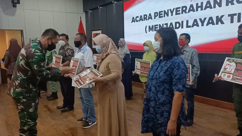 Danrem 074/Warastratama Bersama Wali Kota Surakarta Menyerahkan 16 Rumah Hasil Program RTLH