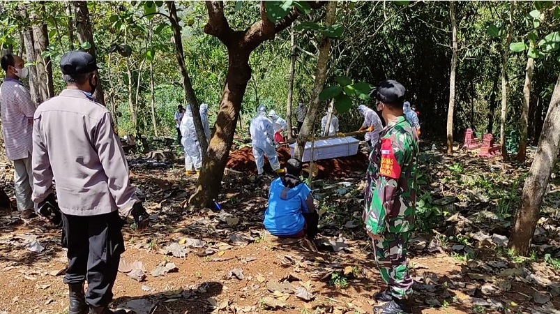 Demi Keamanan dan Kelancaran, Petugas Gabungan Mendampingi Pelaksanaan Pemakaman