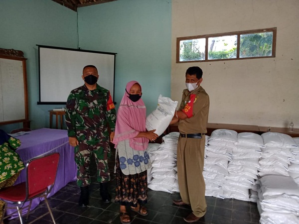 Demi Kelancaran dan Tepat Sasaran, Babinsa Aktif Mendampingi Penyaluran BST