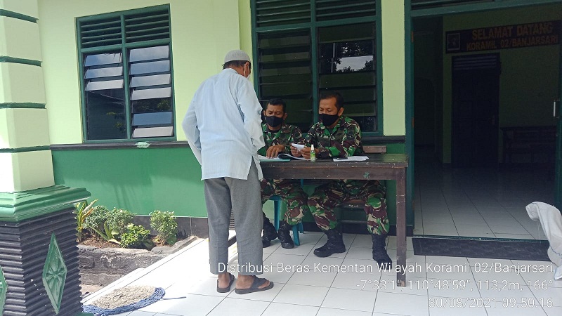 Distribusi Bantuan Beras Tepat Sasaran oleh Anggota Koramil 02/Banjarsari