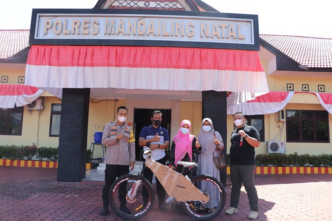 Ibu Ratna Sari Dapatkan Hadiah Sepeda dari Kapolres Madina di Saat Ultahnya ke-40 Tahun