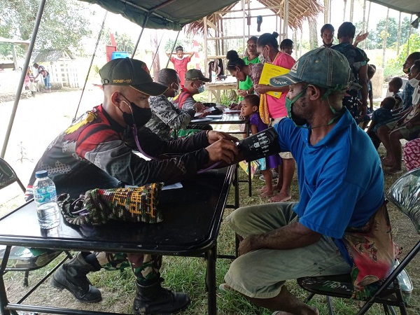 Jelang HUT RI ke-76, TNI Menggelar Pengobatan Massal, Pembagian Pakaian Layak Pakai dan Seragam Sekolah