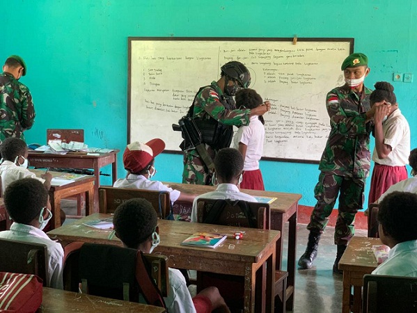 Jumat Berkah, Satgas Yonif 512 Membagikan Buku Tulis dan Masker kepada Anak-anak Perbatasan