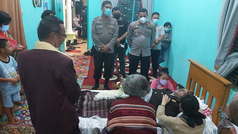 Kapolsek Medan Helvetia Takziah dan Berikan Uang Duka kepada Keluarga Alm. Aipda Manat Purba
