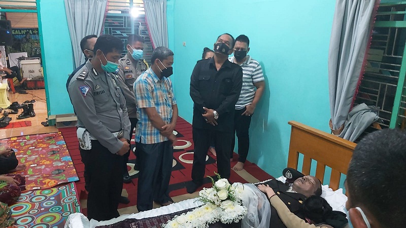 Kapolsek Medan Helvetia Takziah dan Memberikan Uang Duka kepada Keluarga Alm. Aipda Manat Purba, Anggota yang Meninggal