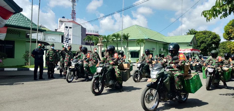 Kodim 0203/Langkat Menyalurkan Bantuan Sembako Pangdam I/BB Bagi Warga Terdampak Covid-19