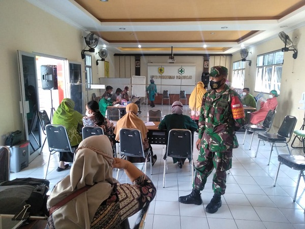 Koramil 03/Ngadirojo Mendampingi Pelaksanaan Vaksin kepada Guru