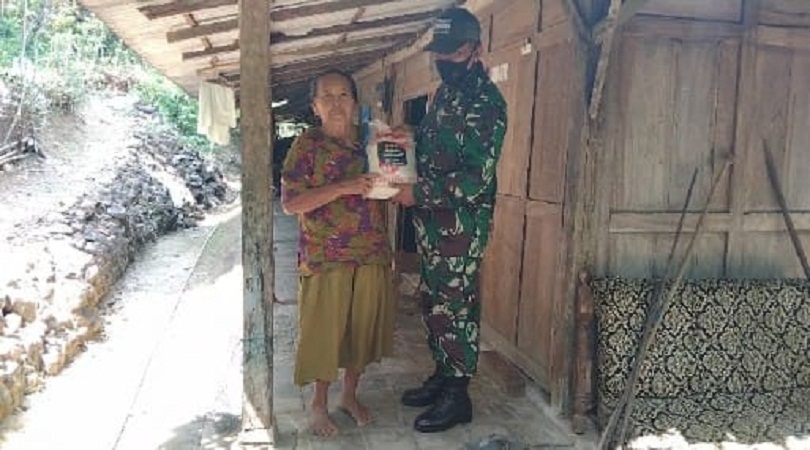 Koramil 04/Nguntoronadi Menyalurkan Bansos 300 Paket Beras kepada Warga