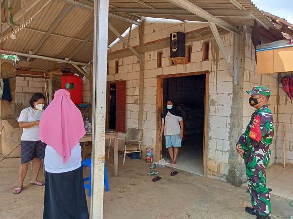 Laksanakan Perintah Pimpinan, Babinsa Aktif Mendampingi Tenaga Medis Melaksanakan Tracing