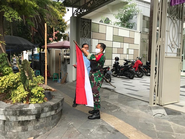 Mantap..!! Serda Budiono Mempelopori Masyarakat untuk Pemasangan Bendera Merah Putih