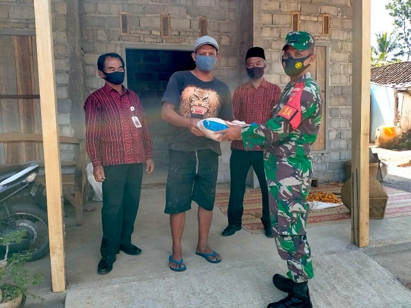Melalui Koramil, Kodim 0728/Wonogiri Menyalurkan Bantuan Beras kepada Warga Masyarakat