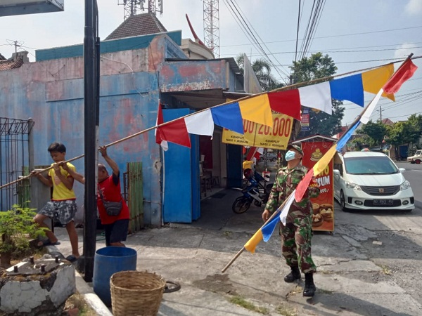 Menjelang Peringatan HUT RI ke-76, Babinsa Kelurahan Tipes Mengadakan Kerja Bakti