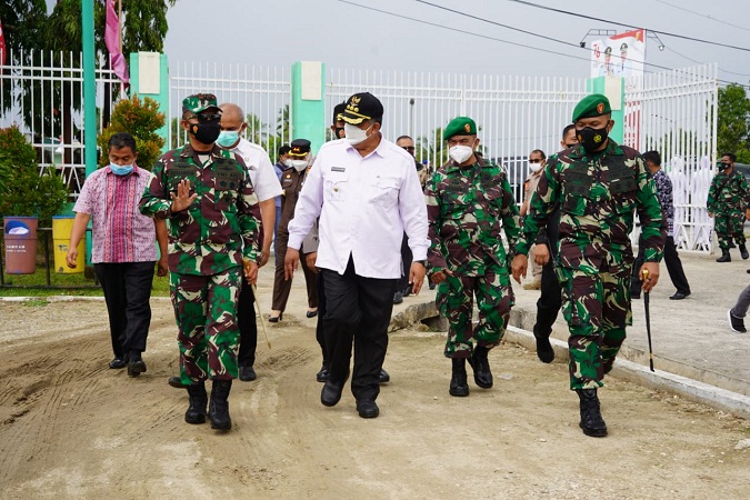 Pangdam I/BB Meninjau Pelaksanaan Serbuan Vaksinasi TNI di Solok