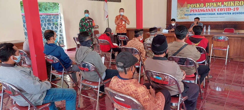 Pastikan Sesuai Prokes, Serda Eko Mendampingi 295 Warga Terima KKS