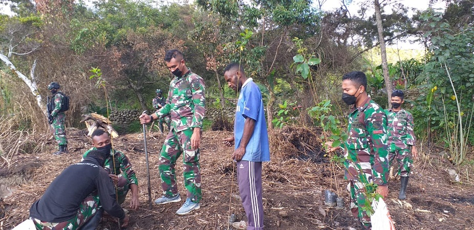 Peduli Terhadap Lingkungan, Satgas Pamrahwan Yonif RK 751/VJS Tanam 70 Pohon untuk Mencegah Terjadinya Longsor