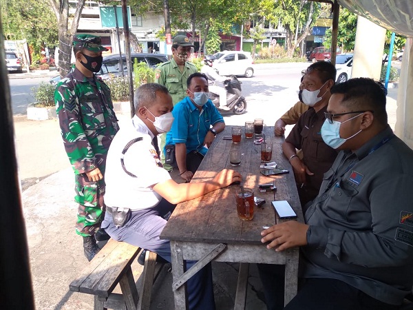 Penerapan PPKM Level 4 Serka Suwarno Sasar Warung Makan di Wilayahnya
