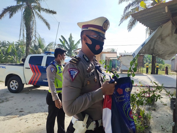 Polres Rokan Hilir Melalui Satlantas Melaksanakan Patroli Sekaligus Berikan Bantuan PPKM
