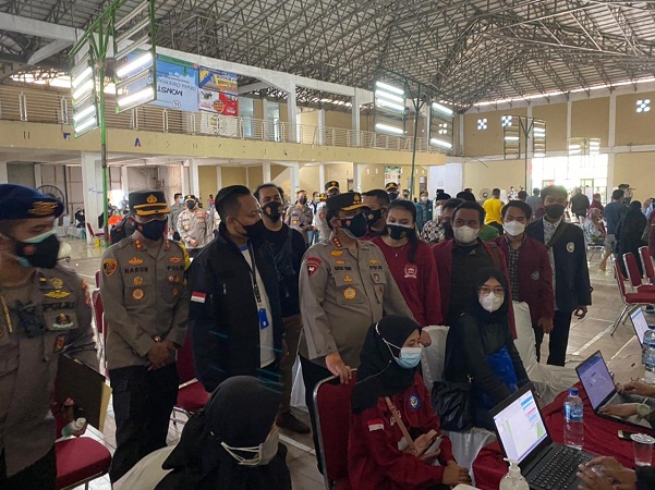 Polri Bagikan Sembako untuk Kolaborasi Vaksinasi Mahasiswa dan Aktivis Nasional