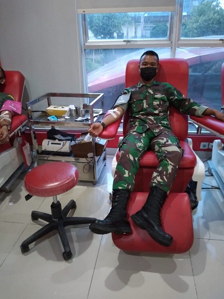 Prajurit Yonzipur 1/Dhira Dharma Laksanakan Donor Darah di Kantor PMI Kota Medan
