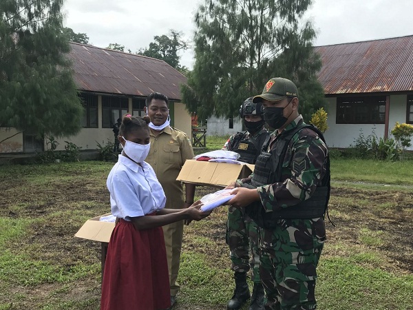 Sambut Hari Kemerdekaan RI, TNI Memberikan Hadiah Baju Seragam dan Perlengkapan Sekolah Bagi Siswa SD