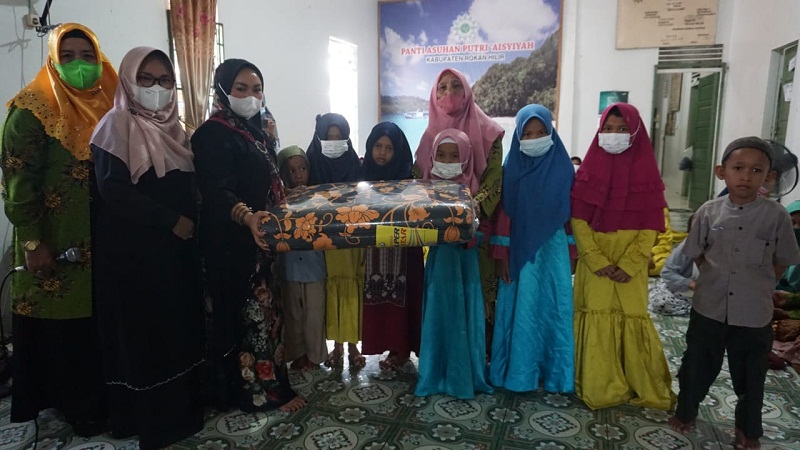 Sanimar Afrizal memberikan santunan kepada anak yatim.