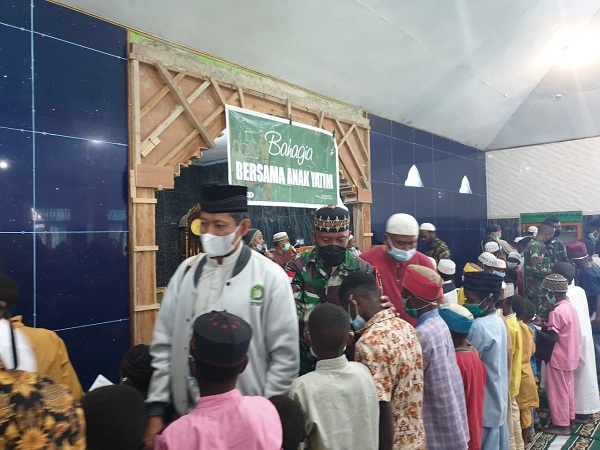 Satgas TNI Bersama Organisasi Islam Melaksanakan Pemberian Santunan Terhadap Anak Yatim Piatu