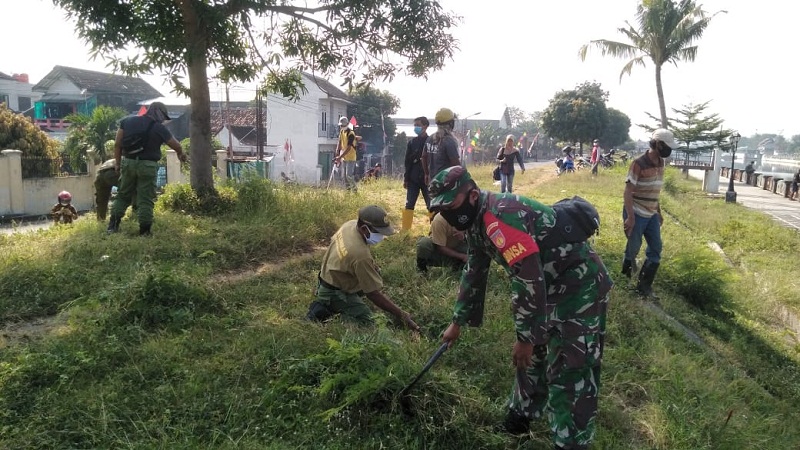 Sukseskan Program Pemerintah, Babinsa Mendampingi Vaksinasi Tahap II