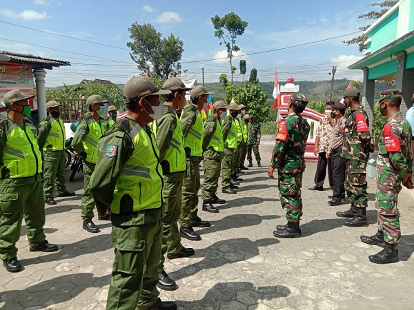 Tanamkan Disiplin, Babinsa dan Bhabinkamtibmas Memberikan Pelatihan