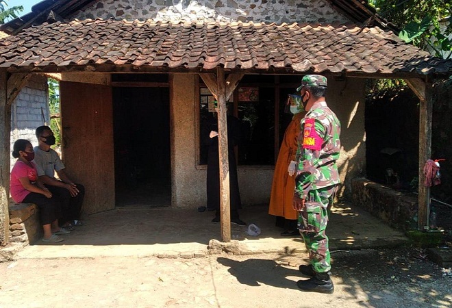 Upaya Memutus Mata Rantai Penularan Covid-19, TNI Polri Mendampingi Petugas Medis Laksanakan Tracing