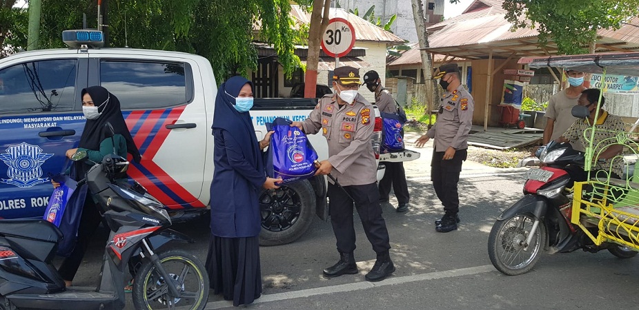 Usai Kapolres Rokan Hilir Kunjungi Ruang Isolasi Mandiri, Kembali Menggelar Bagi-Bagi Paket Sembako