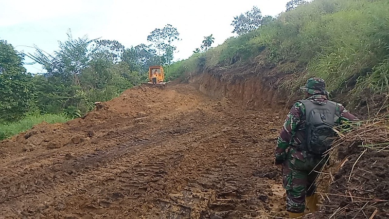 Alat Berat Memperlancar Pembukaan Jalan 8 Km di Desa Aornakan 2