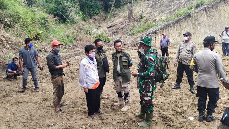 Alristo Manik Manik: "Kami Sangat Senang dan Bersyukur Sekali Tentara Datang Bangun Jalan
