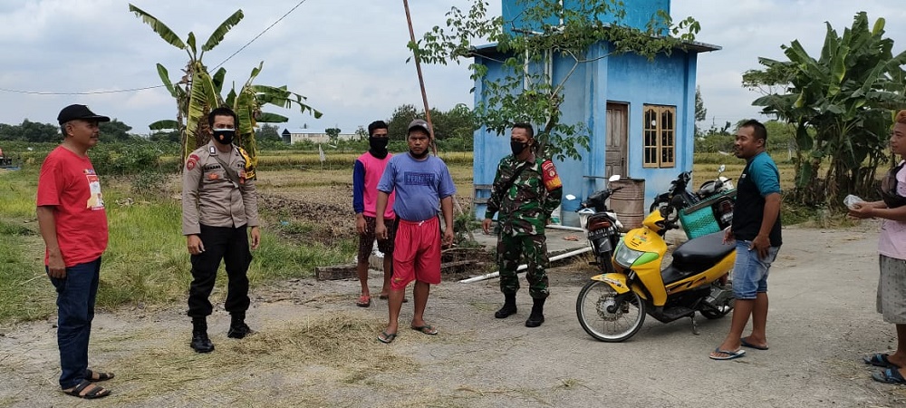 Babinsa Jenalas Menjadikan Komsos Sebagai Sarana Sosialisasi Prokes di Wilayah Binaan