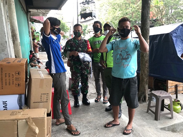 Babinsa Kepatihan Wetan Bersama Linmas Gencar Melakukan Pendisiplinan Prokes