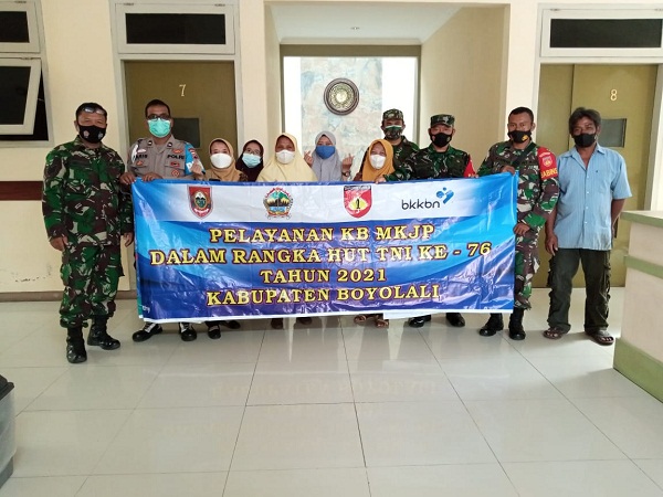 Babinsa Mendorong Warga Mengikuti Program KB