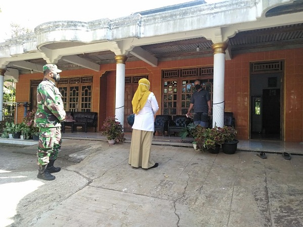 Babinsa Mlokomanis Kulon Setia Mendampingi Bidan Desa Laksanakan Tracing