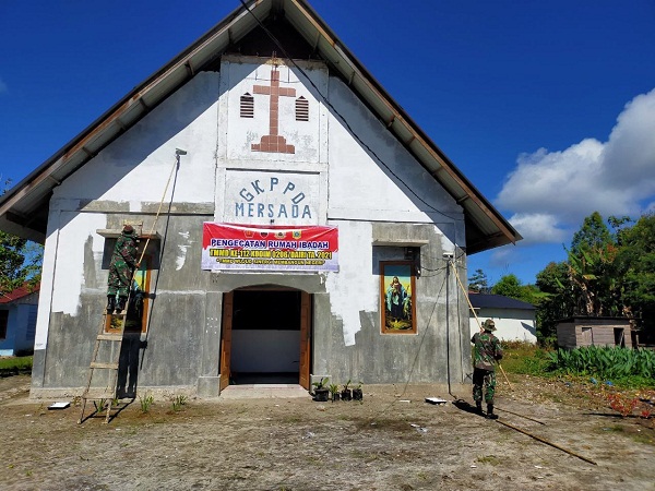 Beri Kenyamanan Warga Beribadah, Satgas TMMD Kodim 0206/Dairi Cat Dinding Gereja GKPPD