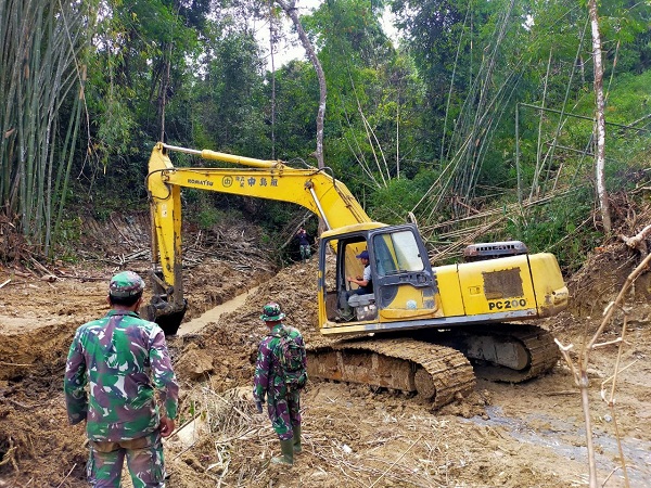 Berjibaku di Bawah Terik Matahari, Fotografer Kodim 0206/Dairi Ikut Sukseskan TMMD ke-112