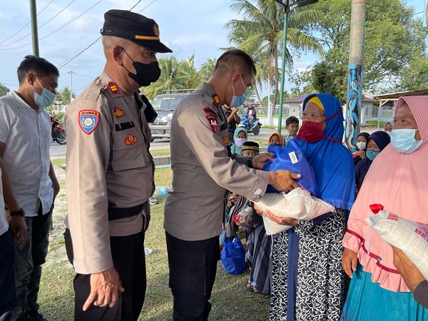 Di Jumat Barokah, Polsek Percut Sei Tuan Berikan Sembako kepada Masyarakat Lansia dan Anak Yatim