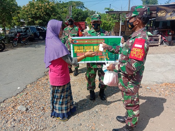 Disiplinkan Warga, Anggota Koramil 04/Nguntoronadi Rutin Menggelar Operasi Gakplin Protkes