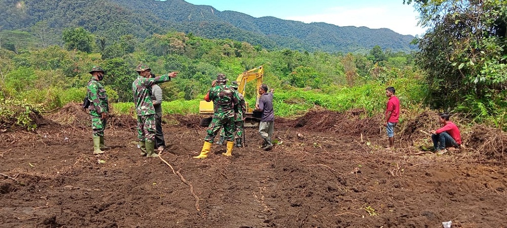 Gunakan Alat Berat, Hutan dan Bukit di Desa Aornakan 2, Ditebas oleh Satgas