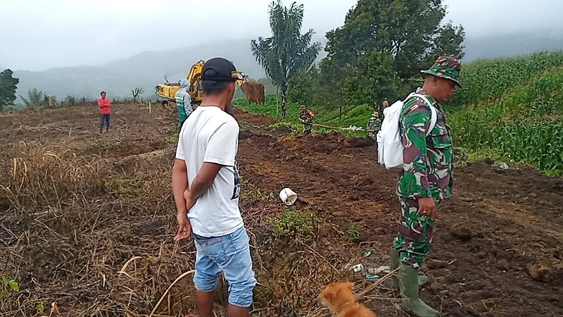 Hari Kedua Pra TMMD, Prajurit Kodim 0206/Dairi dan Warga Metakan Tanah