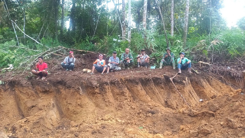 Hari Kedua TMMD 112 Kodim 0206/Dairi, Satgas dan Alat Berat Lanjutkan Pembukaan Jalan